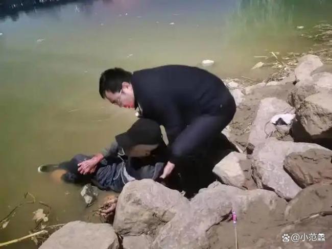 农夫与蛇,男子救溺水女子,但据报道,善行遭