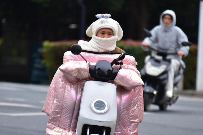 最强冷空气发力：北京气温首破冰点，南方直坠深秋 冷暖急转席卷全国