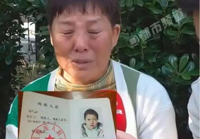 一名自闭症男孩从高楼坠落后病情危重。一个单