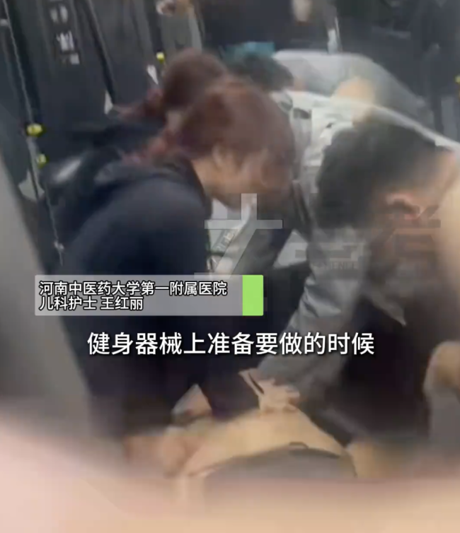 大爷健身房晕倒 90后护士跪地施救