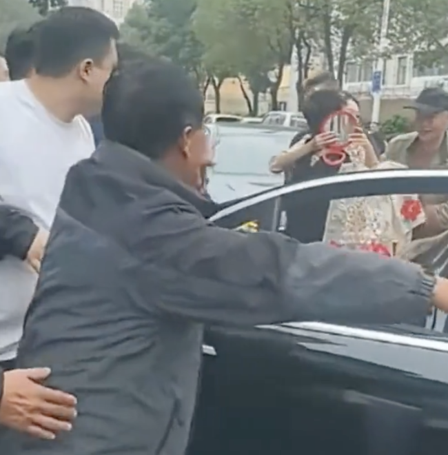 新郎不愿新娘感受当地习俗直接抱走