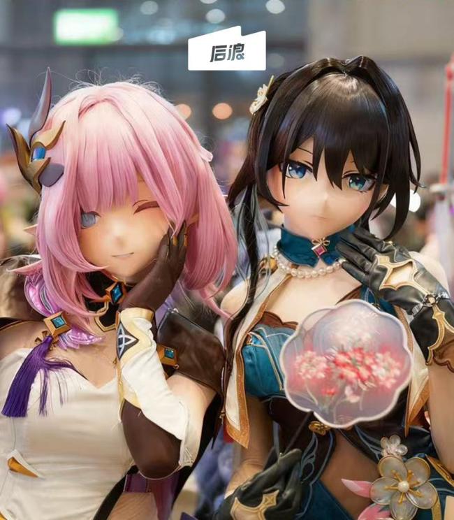 售价过万元的大头娃娃，成为了年轻人青睐的新奢侈品。第二维度进入现实。