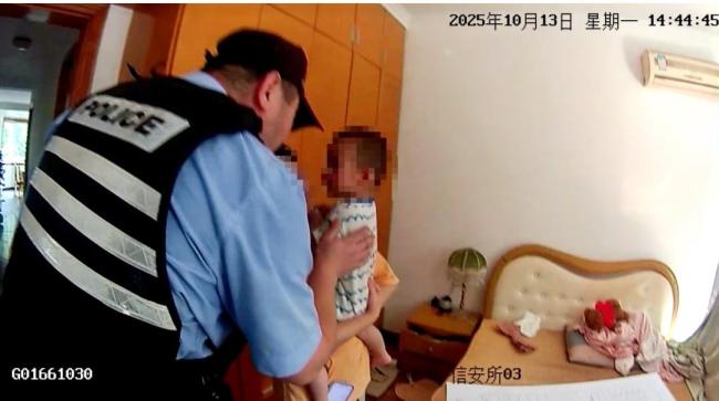 2岁男童不慎反锁屋内，民警爬窗翻阳台救援