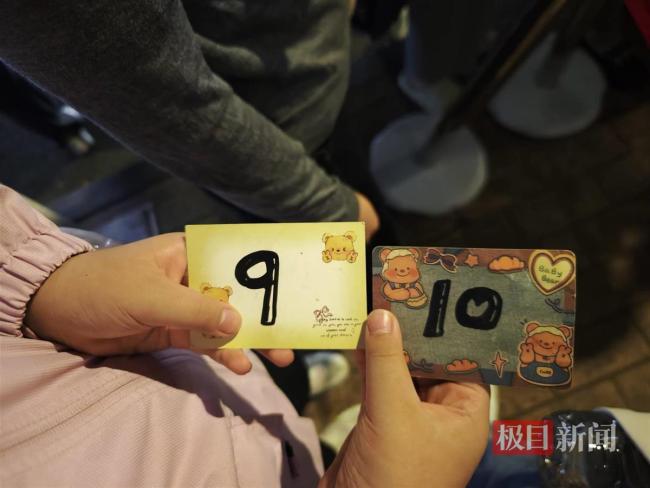 排队5小时花65元买一个网红煎饼 创意美食引热潮