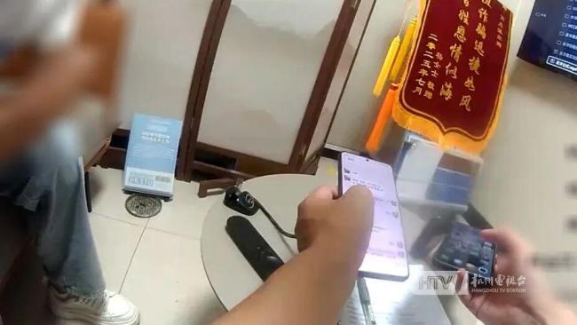 男子买万元超市卡 被民警狂追10分钟 竟是为防诈骗
