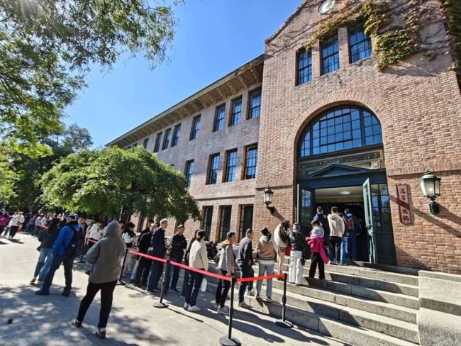 朝晨杨振宁惦记室外多东说念主恭候开门