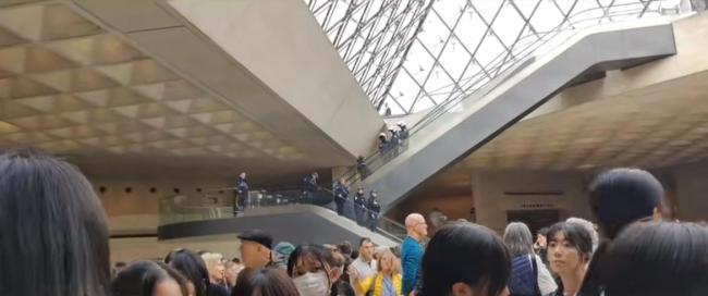 中国搭客亲历卢浮宫被劫事件:大个子保安驱赶搭客高歌快跑