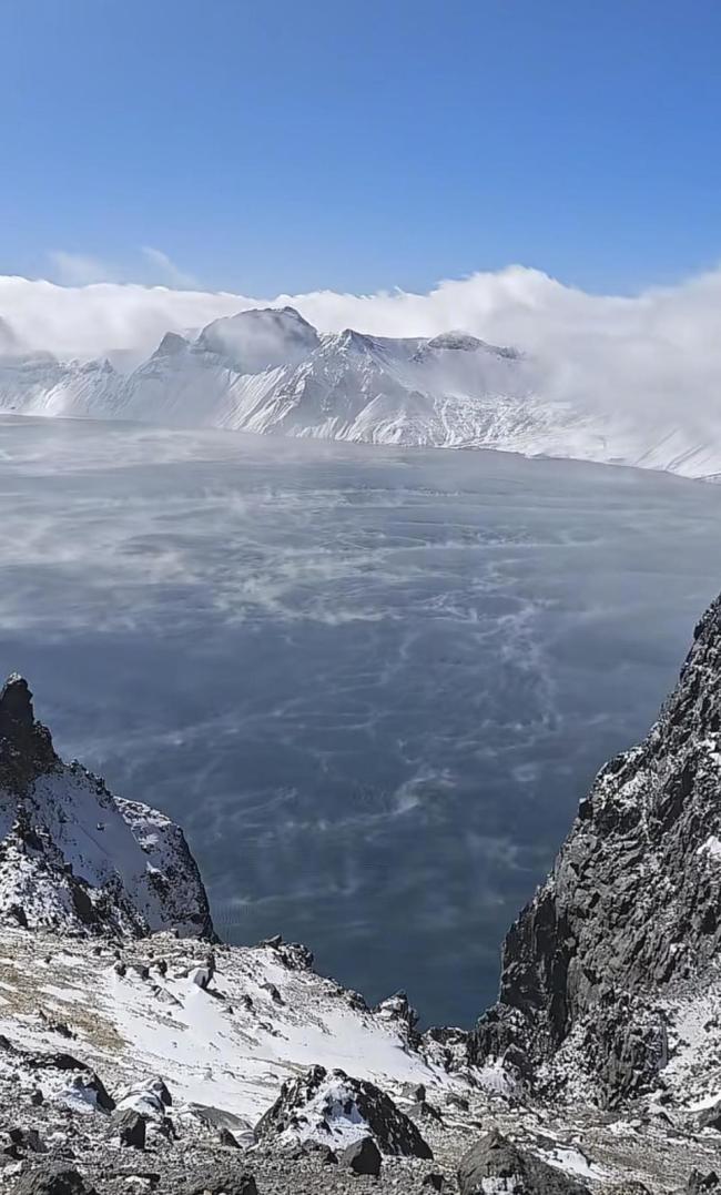 长白山天池湖面蒸汽腾腾宛如开锅 奇观引游客向往