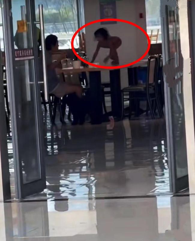 野东说念主小孩家庭有2个男孩 特有陶冶形势引争议