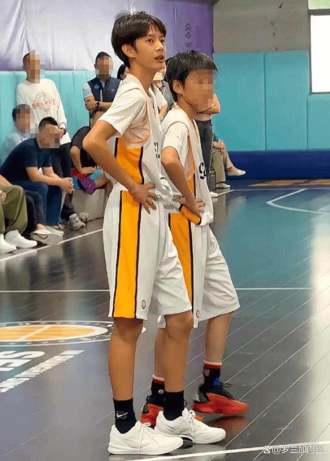 网友偶遇邓超孙俪看儿子打比赛 明星爸妈场边激情助威