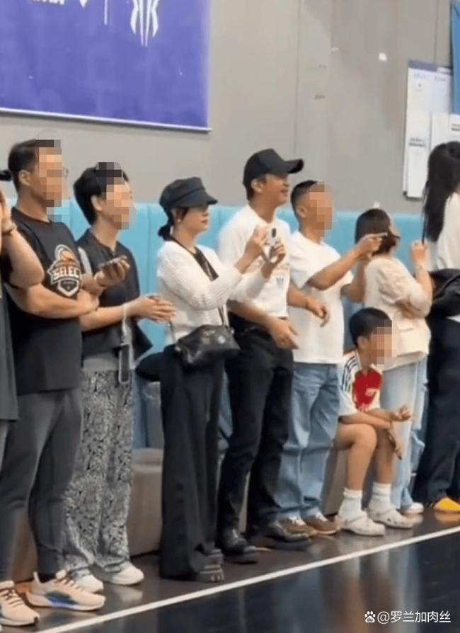 网友偶遇邓超孙俪看儿子打比赛