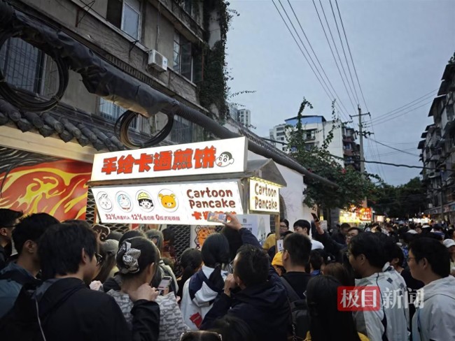 女子艺术卡通煎饼摊走红：顾客排队5小时，花65元买到一个煎饼舍不得吃！