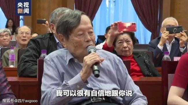 市民持多份杨振宁逝世当日报纸来悼念 一代巨匠谢幕引发全球哀思