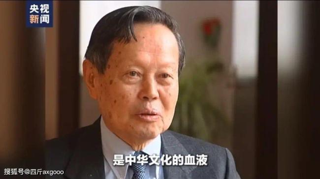 市民持多份杨振宁逝世当日报纸来悼念 一代巨匠谢幕引发全球哀思