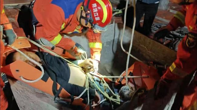 42米高塔吊上消防员救下昏迷司机