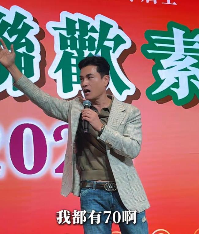70岁吕良伟看望60岁老人 精神状态极佳引发热议