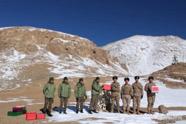 中印士兵在邊境點互贈糖果 展現(xiàn)雙方善意