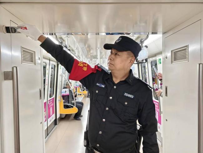 成都地铁保安帮行动不便乘客系鞋带 细节里的城市温度