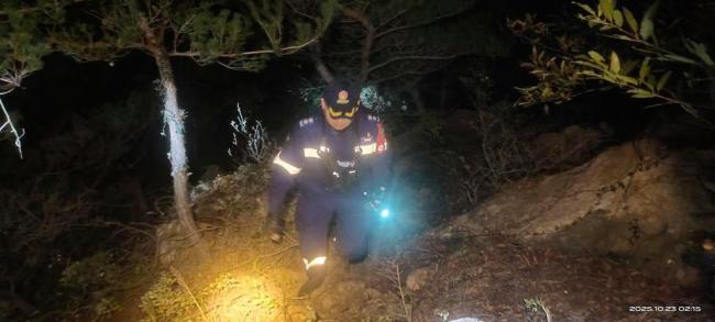 驴友看“网红攻略”走野路夜困大珠山 盲目探险需谨慎
