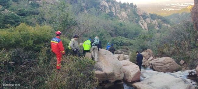 驴友看“网红攻略”走野路夜困大珠山 盲目探险需谨慎
