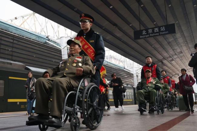 75名志愿军老兵抵达北京