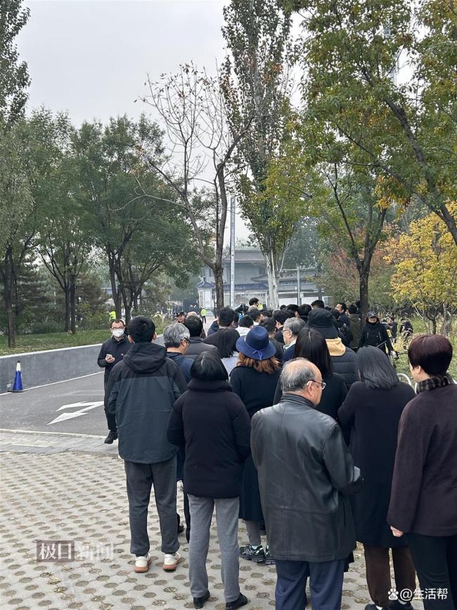 群众含泪相送杨振宁先生