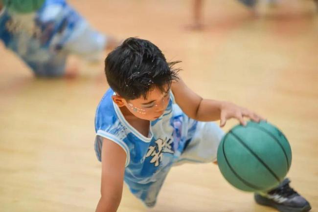 河南一幼儿园操场秒变“练兵场”,孩子每天体能训练1小时