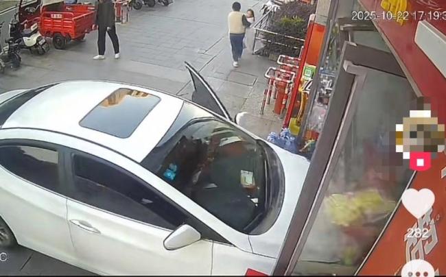 店主回应轿车冲进便利店 幸无人员伤亡