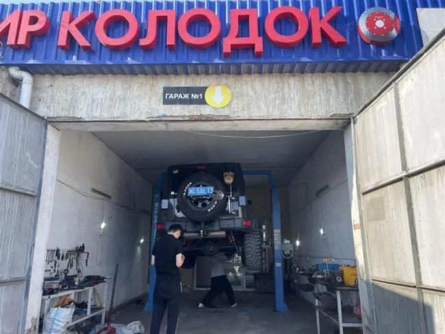 中国女子在迪拜偶遇浙C牌越野车 车主自驾2万公里抵达