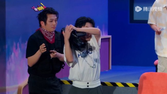 大张伟演唱会这场“重逢戏”也太会玩了！分手十年的情侣在大张伟演唱会偶遇