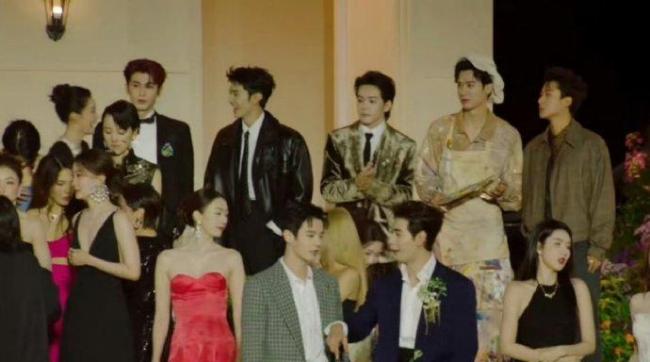 娜扎一把拉过杨幂 展现真挚友谊