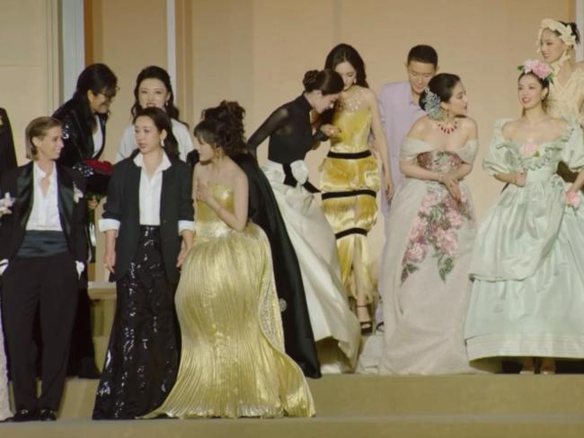 娜扎一把拉过杨幂 展现真挚友谊