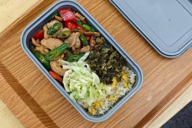 高铁推出17元盒饭：门店现炒