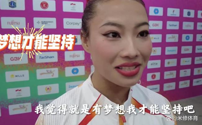 赛帧 中国老将失误摔倒!第一跳0分情绪崩溃,教练及时帮她退赛