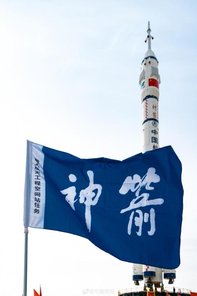 神舟二十一號已就位！船箭組合體轉運大片來了