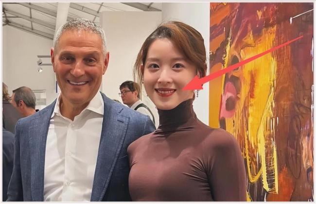 章泽天晒看展照片 意外同框杜海涛引发热议
