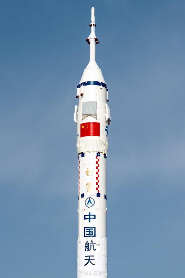 神舟二十一号已就位！船箭组合体转运大片来了