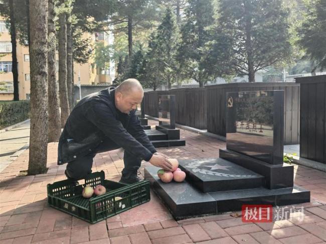 他带1650个苹果到抗美援朝烈士陵园