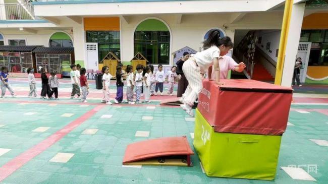 河南一幼儿园“硬核”体能课走红 网友喊话全国推广
