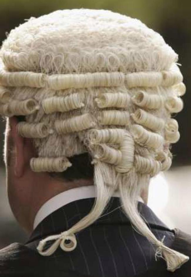 英国终结350年律师戴假发传统