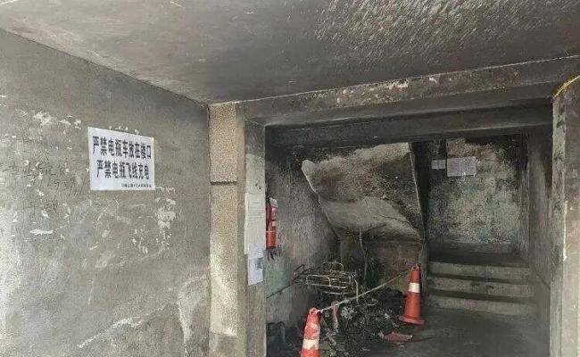 女子称给电动车充电金镯子被电碎 安全隐患引关注