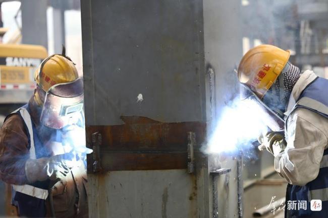 我国西部在建最大高铁站取得新进展 主体结构完工