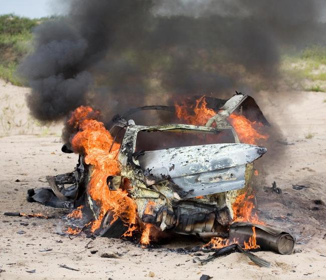 一辆丽丽汽车在行驶过程中底盘起火，烧成空架