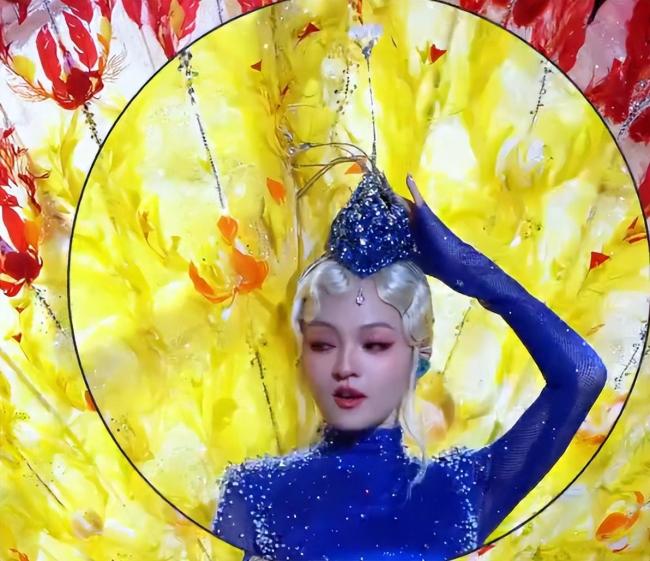 张韶涵演唱会上发饰被伴舞卡住 舞台小插曲引发关注