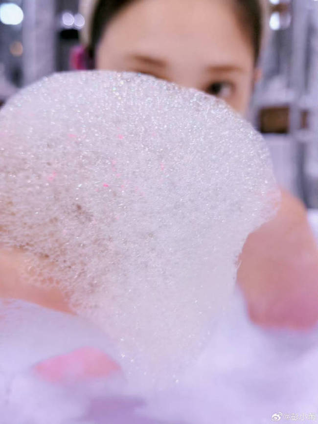 彭小苒破万福利九宫格出浴照 视觉与诚意的双重献礼