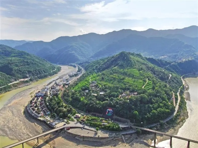 南北气候分界线具象化了 “一米之隔,两个季节”