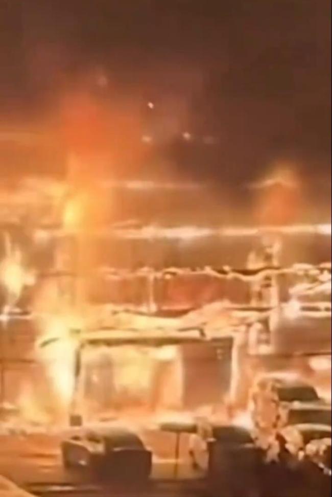 4S店凌晨燃起熊熊大火多車被燒 展廳車輛全毀