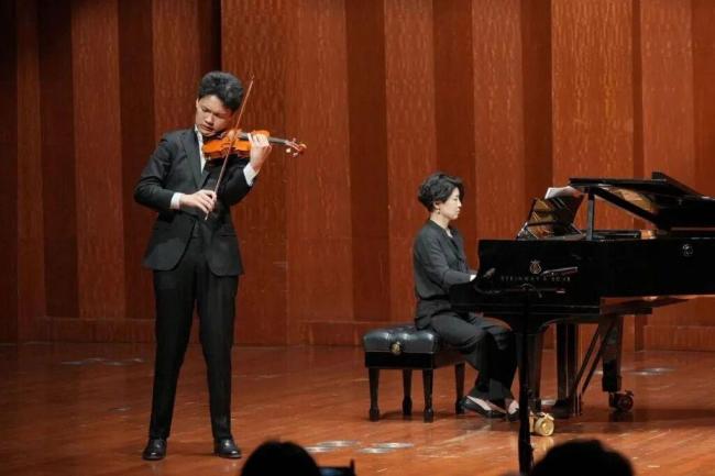 时隔19年中国音乐家再获帕格尼尼奖冠军，这次是17岁章奥哲 少年天才闪耀国际舞台