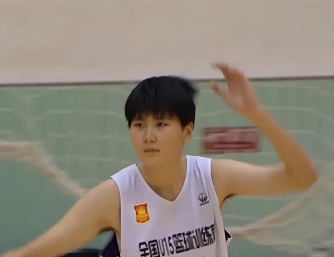 15岁女篮新星柏荷雨欣轰28 34成篮板王 内线统治力惊人