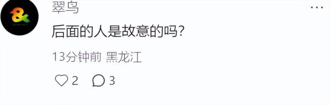 张韶涵演唱会上发饰被伴舞卡住 舞台小插曲引发关注